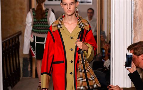 burberry inverno 2017 donna|Burberry Fall 2017 Collection .